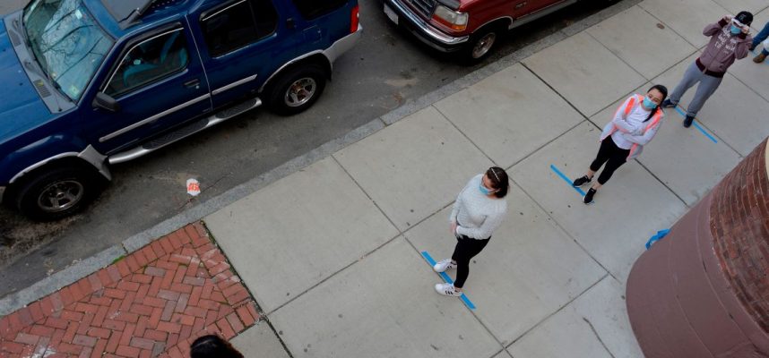 Các nhà khoa học: cần có sự xa rời xã hội cho đến năm 2022 